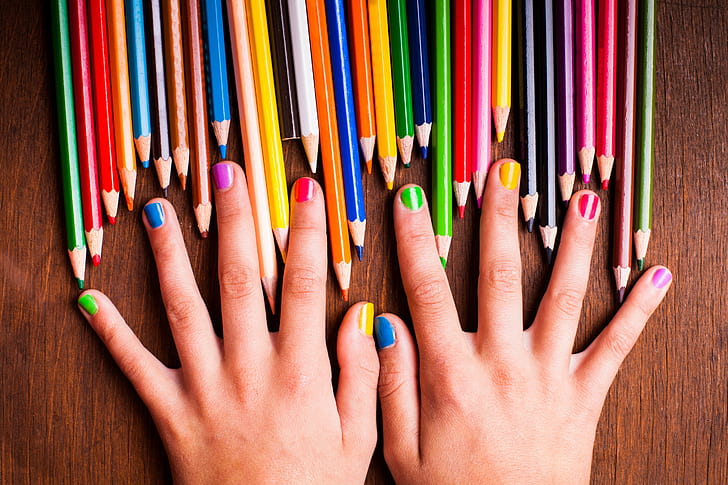 Händer, färgglada, pennor, målade naglar, händer, färgglada, pennor, målade naglar, HD tapet