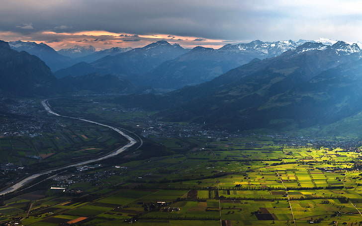 photographie aérienne de village, montagnes, paysage, champ, nuages, Fond d'écran HD