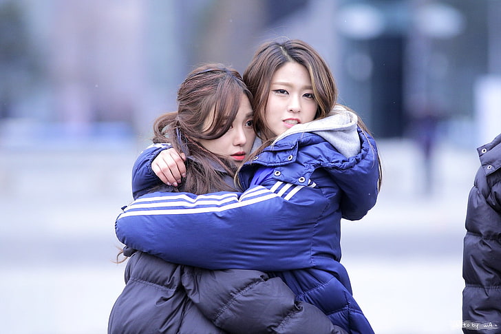 abrigo azul y blanco de mujer, AOA, abrazos, asiático, Seolhyun, Fondo de pantalla HD