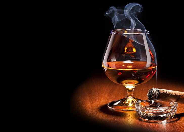 runde Tasse mit klarem Glasfuß, Rauch, Glas, Zigarre, schwarzer Hintergrund, Cognac, HD-Hintergrundbild