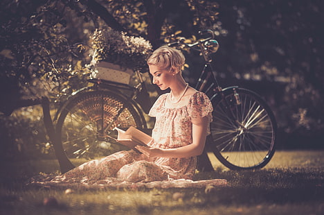 дамска кафява флорална рокля с ръкави с капачка, трева, листа, момиче, цветя, природа, мотор, стил, ретро, ​​дърво, кошница, рокля, блондинка, мъниста, книга, чете, HD тапет HD wallpaper