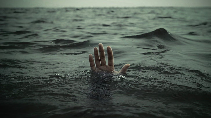 osoba pod wodą podnosząca prawą rękę, woda, tonąca, ręce, morze, Tapety HD