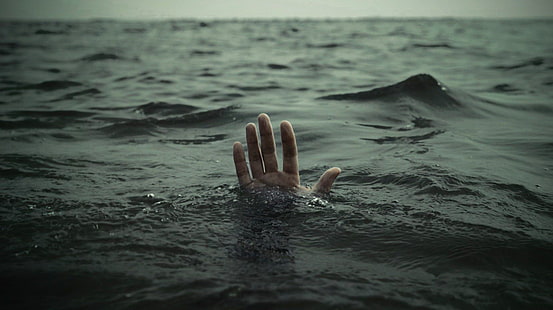 человек под водой поднимает правую руку, вода, тонет, руки, море, HD обои HD wallpaper