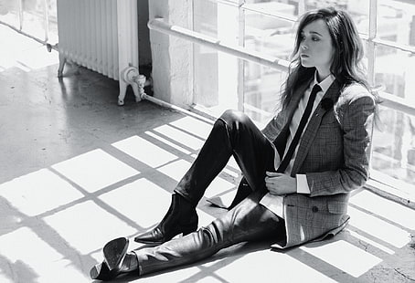auf dem Boden, Berühmtheit, Krawatte, Monochrom, Schauspielerin, Sitzen, Heizkörper, Ellen Page, HD-Hintergrundbild HD wallpaper