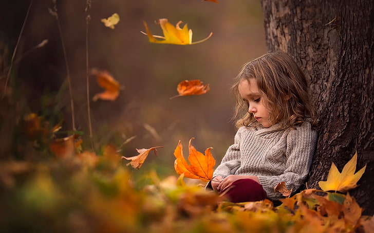 Trauriges Mädchen Autumn Leaves, die graue Strickjacke des Mädchens, Baby, Mädchen, Blätter, Herbst, HD-Hintergrundbild