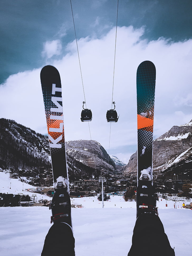 Paar schwarze KLNT Skiklinge mit Bindungen, Ski, Seilbahn, Berge, Winter, HD-Hintergrundbild, Handy-Hintergrundbild