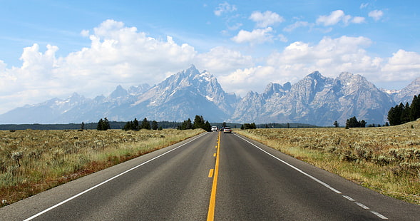 grå asfaltväg som leder till berg under cumulusmoln, Oh la la, grå, asfalt, väg, berg, cumulusmoln, Grand Teton, Wyoming, Yellowstone, Grand Tetons, stigar, berg, natur, landskap, scenics, motorväg, uSA, resor , utomhus, HD tapet HD wallpaper