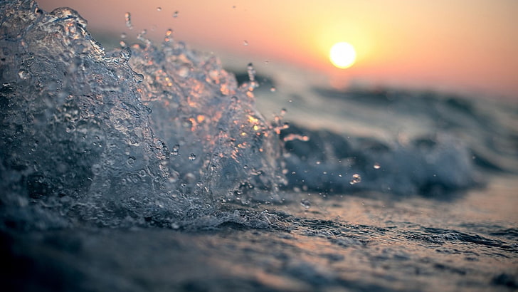vague, photographie de mise au point sélective des éclaboussures d'eau pendant le coucher du soleil, photographie, eau, vagues, coucher de soleil, macro, mer, Fond d'écran HD