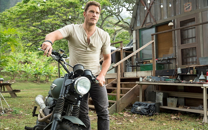 Chris Pratt In Jurassic World 2015, chemise grise pour homme et jean noir, films, films hollywoodiens, hollywood, 2014, Fond d'écran HD