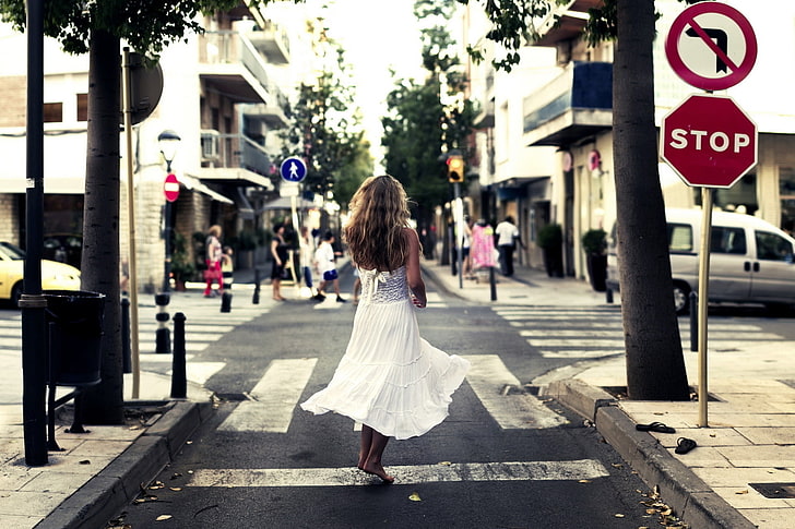 فستان نسائي أبيض بلا أكمام ، شارع ، مدينة ، فتاة، خلفية HD