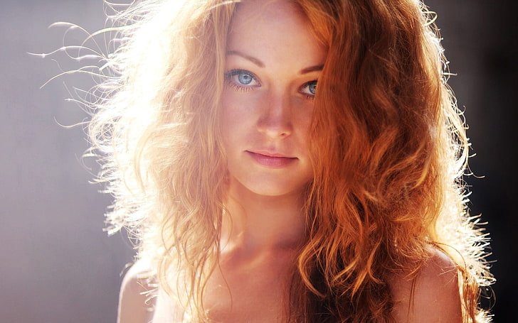 червенокоса, жени, модел, дълга коса, гледащ зрителя, лице, сини очи, слънчева светлина, голи рамене, HD тапет