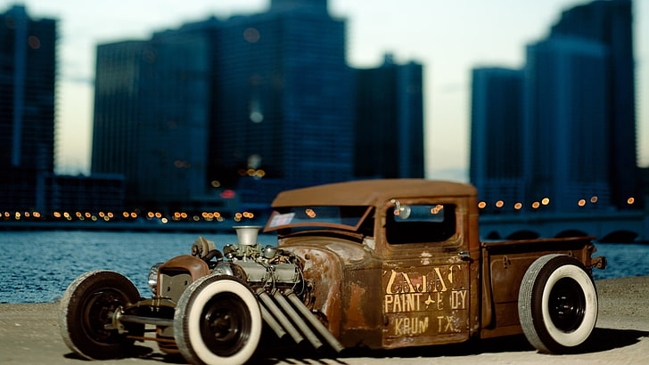 Klasik coklat kendaraan model skala mainan, miniatur cab abu-abu vintage yang tunggal di dekat badan air, cityscape, mobil, Rat Rod, tilt shift, mobil tua, bokeh, Wallpaper HD