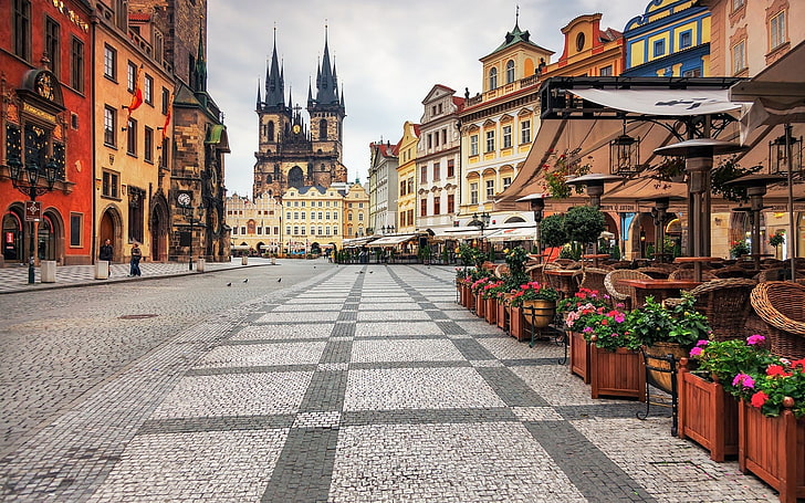 Wurmperspektive von Gebäuden, Architektur, Prag, Tschechische Republik, Glockentürme, Altbau, Cafeteria, Stadt, Marktplatz, Kathedrale, HD-Hintergrundbild