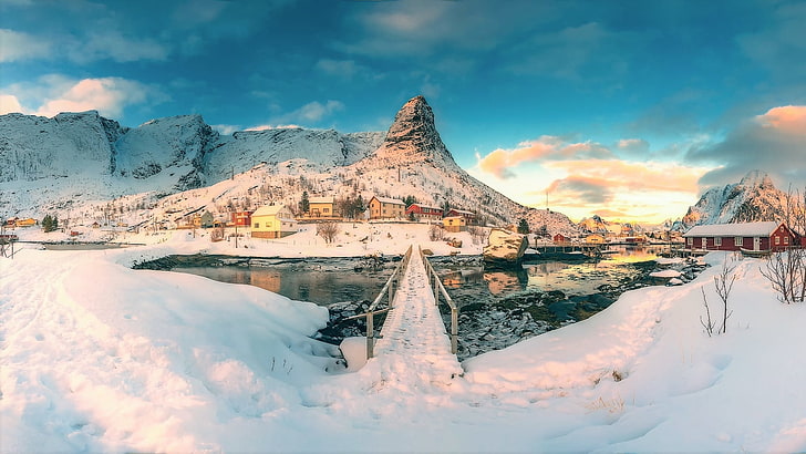 заснеженный мост, природа, пейзаж, горы, Норвегия, зима, снег, озеро, мост, дом, лед, облака, деревня, Лофотенские острова, солнечный свет, HD обои