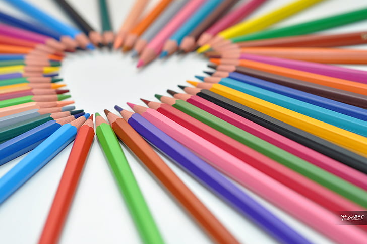 crayons de couleur en forme de coeur photographie rapprochée, J'aime, couleurs, coeur, crayons de couleur, photographie en gros plan, couleur, crayons de couleur, bokeh, coeur, flou, jaune, bleu, rouge, nikkor, vitesse, moi, multi couleur, arrière-plans, Fond d'écran HD