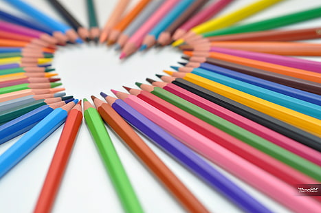crayons de couleur en forme de coeur photographie rapprochée, J'aime, couleurs, coeur, crayons de couleur, photographie en gros plan, couleur, crayons de couleur, bokeh, coeur, flou, jaune, bleu, rouge, nikkor, vitesse, moi, multi couleur, arrière-plans, Fond d'écran HD HD wallpaper