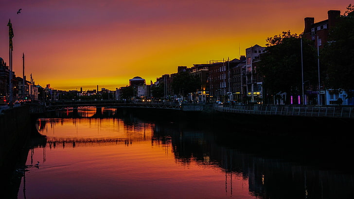 puesta de sol, río, Liffey, paisaje urbano, Dublín, agua, reflexiones, puente, edificios, ciudad, cielo, Irlanda, Europa, Reino Unido, River Liffey, Gran Bretaña, Fondo de pantalla HD