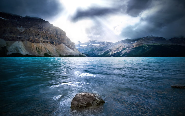 montagne, mare, roccia, blu, luce del sole, acqua, pietre, nuvole, paesaggio, natura, Bow Lake, Parco Nazionale di Banff, Canada, Sfondo HD