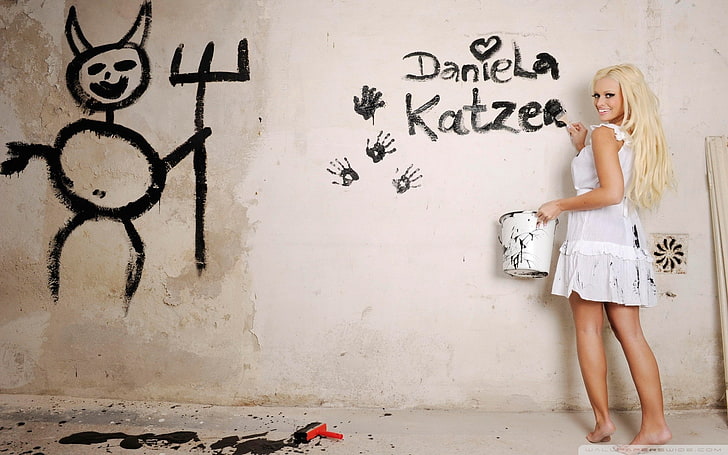 bionda, Daniela Katzenberger, modella, donne, a piedi nudi, vestito bianco, guardando indietro, capelli lunghi, graffiti, Sfondo HD