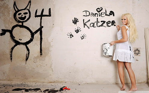 blond, Daniela Katzenberger, modell, kvinnor, barfota, vit klänning, ser tillbaka, långt hår, graffiti, HD tapet HD wallpaper