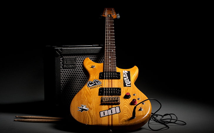 Roland Cube And Guitar, коричневая стратокастера, электрогитара и гитарный усилитель, музыка, гитара, инструменты, HD обои