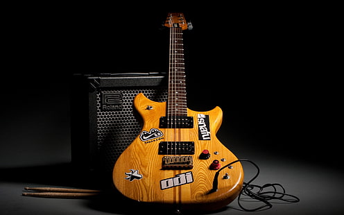 Roland Cube And Guitar กีตาร์ไฟฟ้าสตราโตคาสเตอร์สีน้ำตาลและแอมป์กีต้าร์เพลงกีต้าร์เครื่องดนตรี, วอลล์เปเปอร์ HD HD wallpaper