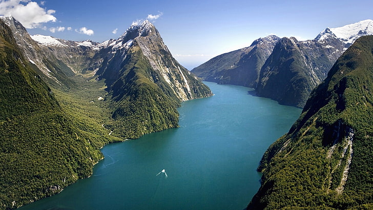 река в средата на покрити с дървета планини, природа, пейзаж, планини, птичи поглед, вода, река, облаци, дървета, гора, лодка, Нова Зеландия, сняг, Milford Sound, HD тапет