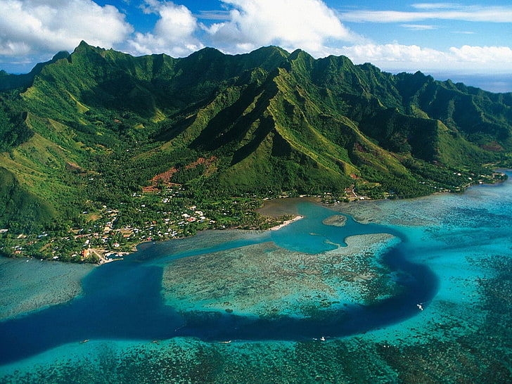 التصوير الجوي للبحر محاط بالجبال والمناظر الطبيعية وجامايكا والبحر والجبال، خلفية HD