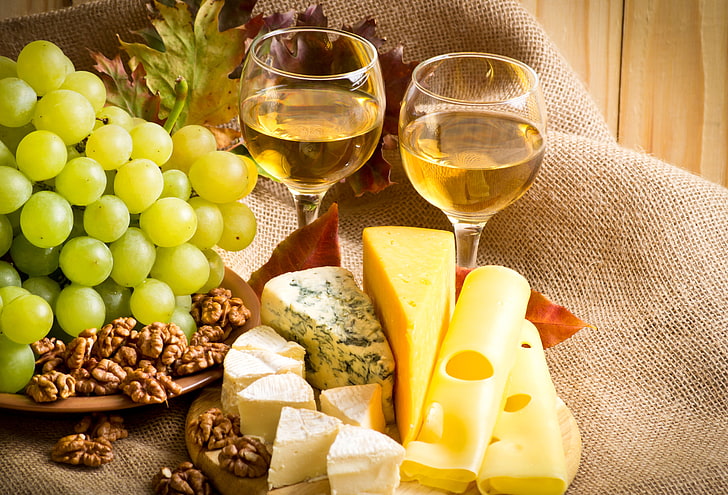 2つの透明なワイングラス、シート、ワイン、チーズ、グラス、ブドウ、ナッツ、 HDデスクトップの壁紙
