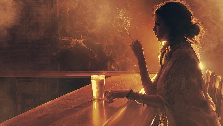 силуэтная фотография женщины, держащей зажженную сигарету, женщины, курение, пиво, дым, профиль, модель, бар, HD обои
