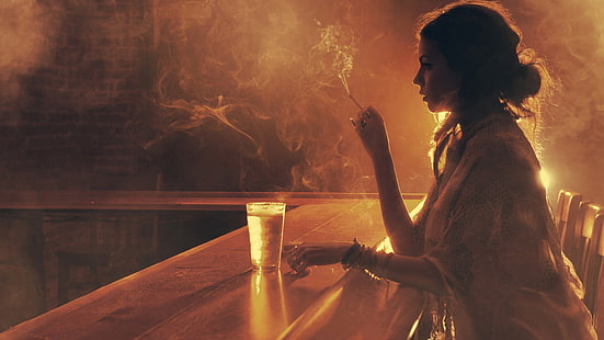 การถ่ายภาพเงาของผู้หญิงที่ถือบุหรี่จุดบุหรี่ผู้หญิงสูบบุหรี่เบียร์ควันโปรไฟล์นางแบบบาร์, วอลล์เปเปอร์ HD HD wallpaper