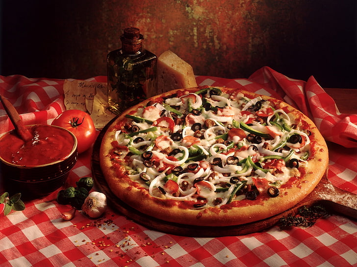 pizza slice, meja, keju, busur, Papan, tomat, zaitun, sosis, bawang putih, paprika, minyak zaitun, bawang, masakan Italia, Pizza, Wallpaper HD