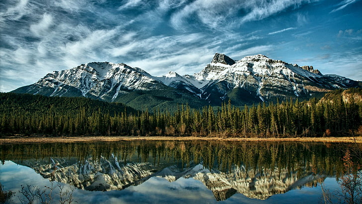 Tranquilo lago de montaña, bosque de pinos con árboles verdes, montañas nevadas y cielo azul con nubes blancas Reflejo de montañas en el agua del lago Hermoso paisaje Fondos de pantalla Hd Canadá, Fondo de pantalla HD