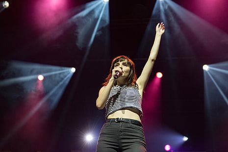 concerts, Lauren Mayberry, Chvrches, stage light, singer, musician, arms up, HD wallpaper HD wallpaper