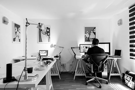 bianco e nero, sedia, computer, scrivanie, in casa, lavoro, uomo, monocromatico, ufficio, persona, stanza, tavolo, lavoro, area di lavoro, Sfondo HD HD wallpaper