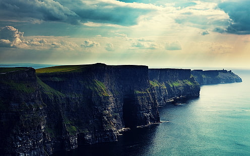 photo de paysage de montagne près d'un plan d'eau, paysage, falaise, Falaises de Moher, Irlande, Fond d'écran HD HD wallpaper