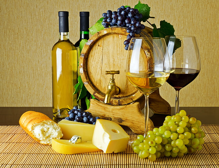 прозрачные бокалы и коричневая деревянная бочка, стол, вино, красное, белое, журавль, сыр, бокалы, хлеб, виноград, бутылка, багет, гроздья, бочка, HD обои