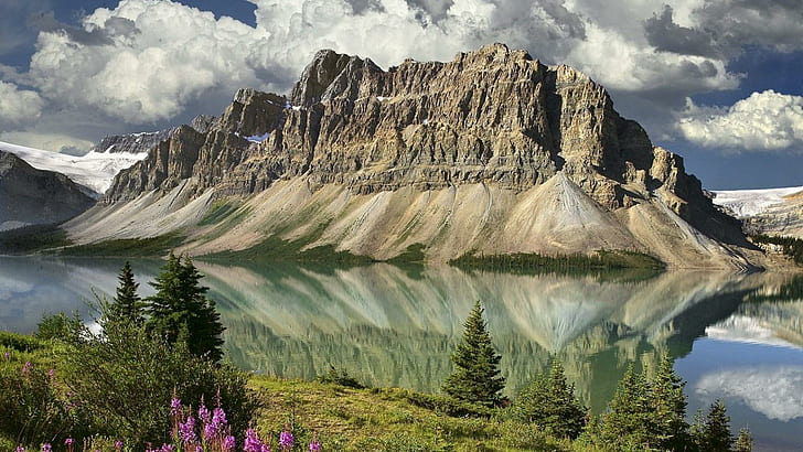 Beau lac dans les Rocheuses canadiennes, lac, montagnes, fleurs, nuages, nature et paysages, Fond d'écran HD
