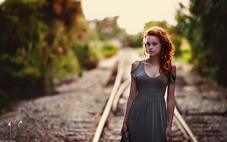 жени, модел, червенокоса, дълга коса, Антъни Съндъл, железница, сива рокля, голи рамене, дълбочина на полето, деколте, вълнообразна коса, сини очи, HD тапет