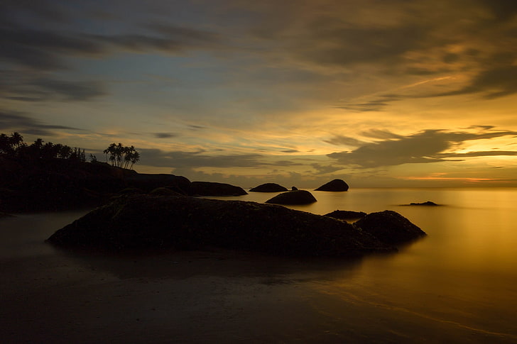 fotografía, naturaleza, nubes, puesta de sol, rocas, árboles, mar, oscuridad, cielo, Fondo de pantalla HD