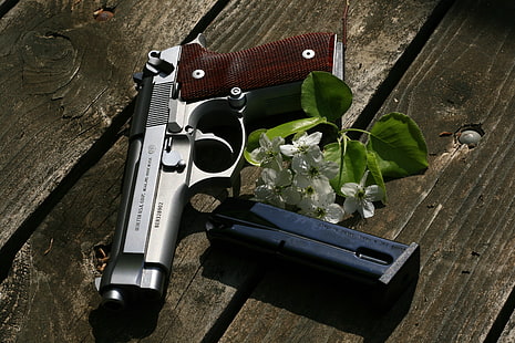 pistola d'argento semiautomatica, pistola, armi, tavola, Beretta, autocaricante, Sfondo HD HD wallpaper