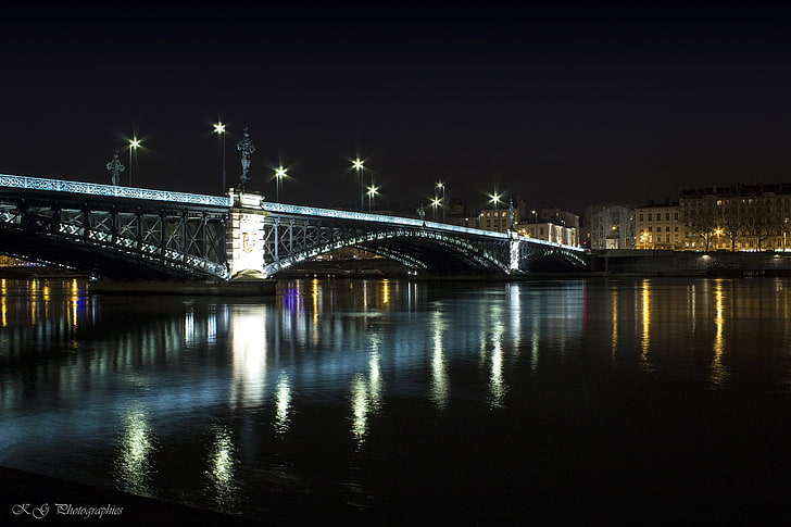 szary betonowy most, Lyon, miasto, most, architektura, światła, noc, woda, niebo, fotografia, Tapety HD