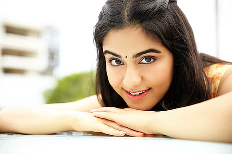 donna che sorride con top giallo, Adah Sharma, Heroine, Telugu, Tamil, 4K, Sfondo HD HD wallpaper