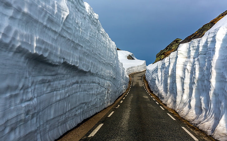 черен асфалтов път, път, пейзаж, лед, природа, зима, сняг, скала, стена, HD тапет