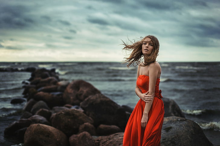 девушки, модель, брюнетка, обнаженные плечи, красное платье, ветрено, море, берег, эмоции, Евгений Решетов, HD обои