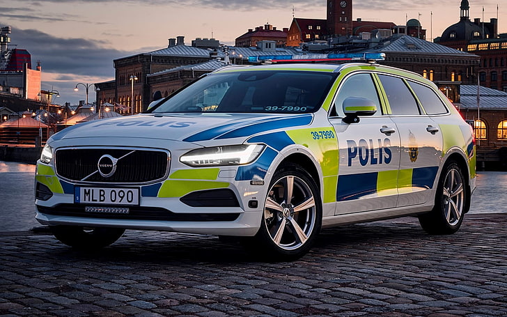 weißer und schwarzer Ford Mustang, Volvo V90, Volvo, Polizeiwagen, Schweden, HD-Hintergrundbild