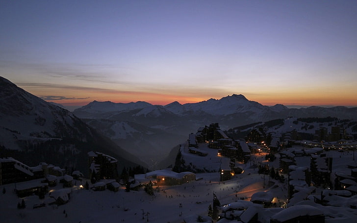 аэрофотосъемка заснеженной деревни возле горных Альп под золотым часом, пейзаж, природа, вечер, горы, небо, зима, снег, огни, город, HD обои