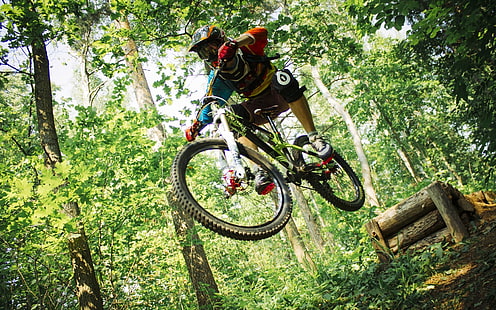 Bersepeda gunung menurun, sepeda gunung, helm, olahraga, olahraga, kendaraan, lompat, sepeda, Wallpaper HD HD wallpaper