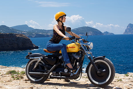 gul och svart standardmotorcykel, kvinnor, Harley Davidson, kvinnor med cyklar, Lorena Garcia, HD tapet HD wallpaper