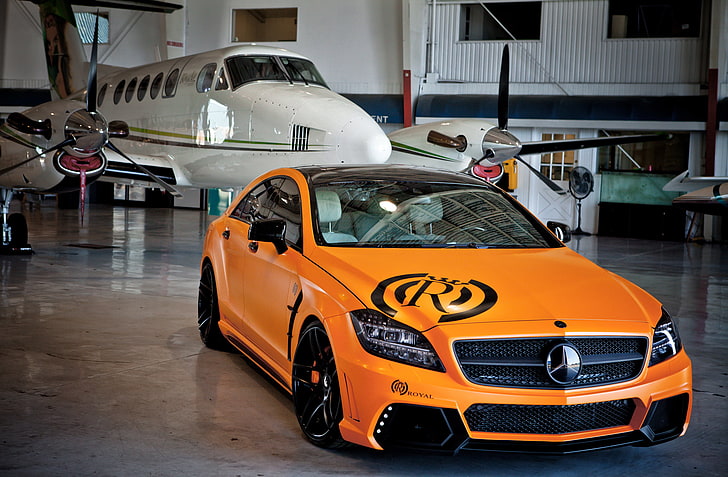laranja Mercedes-Benz sedan, automático, máquina, laranja, o avião, ajuste, hangar, mercedes-benz, Mercedes, real, HD papel de parede